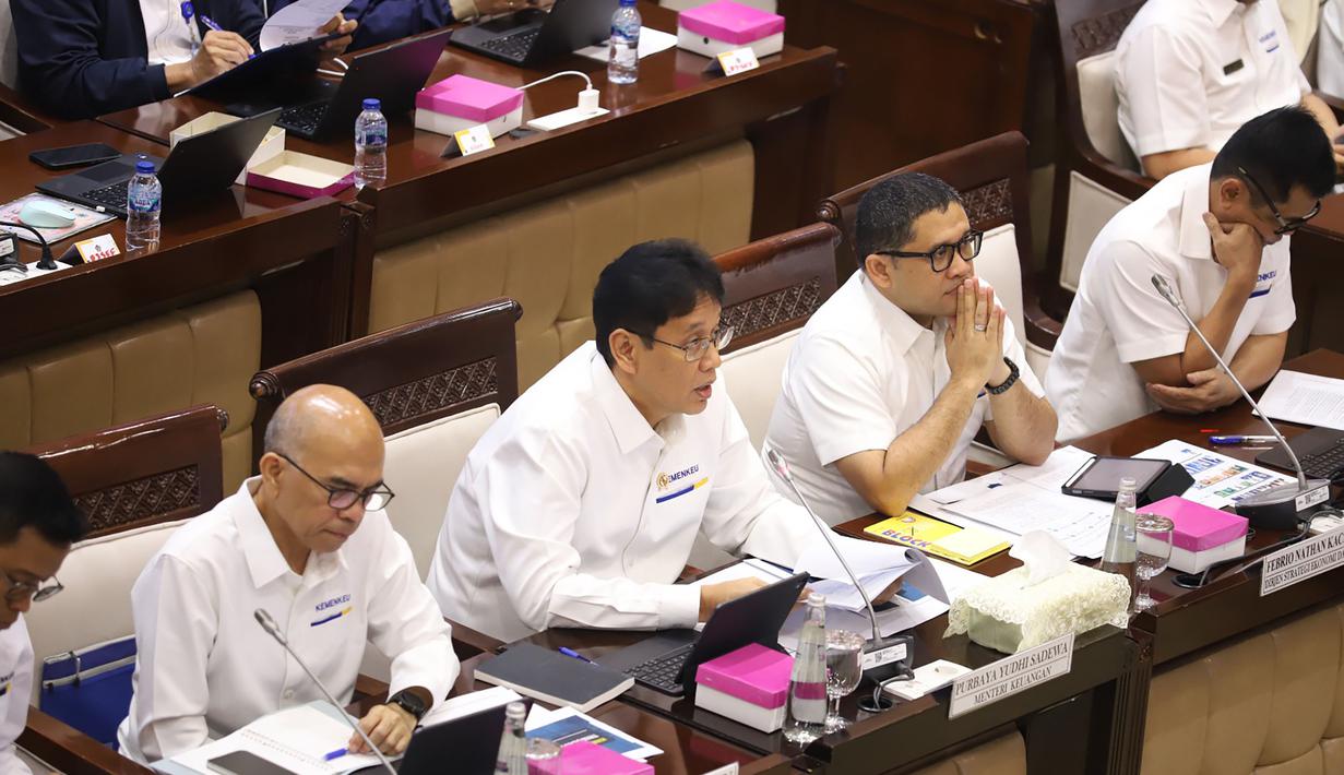Seperti diketahui, konflik geopolitik yang memanas di Timur Tengah telah memicu lonjakan signifikan pada harga energi global. Tampak dalam foto, Menteri Keuangan Purbaya Yudhi Sadewa (kedua kiri) saat rapat kerja bersama Komisi XI DPR di Kompleks Parlemen, Senayan, Jakarta, Senin (6/4/2026). (merdeka.com/Arie Basuki)