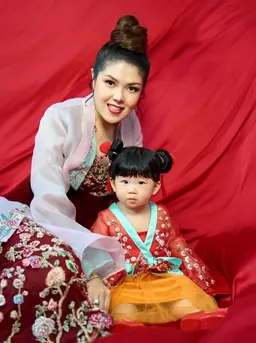 Ternyata, Tina Toon telah menjadi seorang ibu dari putri kecil bernama Megan (@tinatoon101)