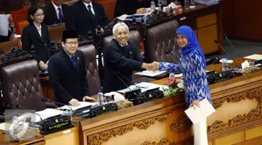 Ketua Panitia Khusus Merek dan Indikasi Geografis, Desy Ratnasari menyerahkan laporan pansus RUU Merek kepada Wakil Ketua DPR Agus Hermanto (tengah) didampingi Wakil Ketua DPR Taufik Kurniawan (kiri) di Jakarta, Kamis (27/10). (Liputan6.com/JohanTallo)