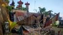 Rumah-rumah yang runtuh setelah gempa bumi yang terjadi di Karangasem, Bali, Sabtu (16/10/2021). Gempa bumi dengan magnitudo 4,8 SR terjadi di darat pada jarak delapan kilometer barat laut Karangasem dengan kedalaman 10 km pada Sabtu  pukul 04.18 Wita. (Handout / BALI BPBD / AFP)