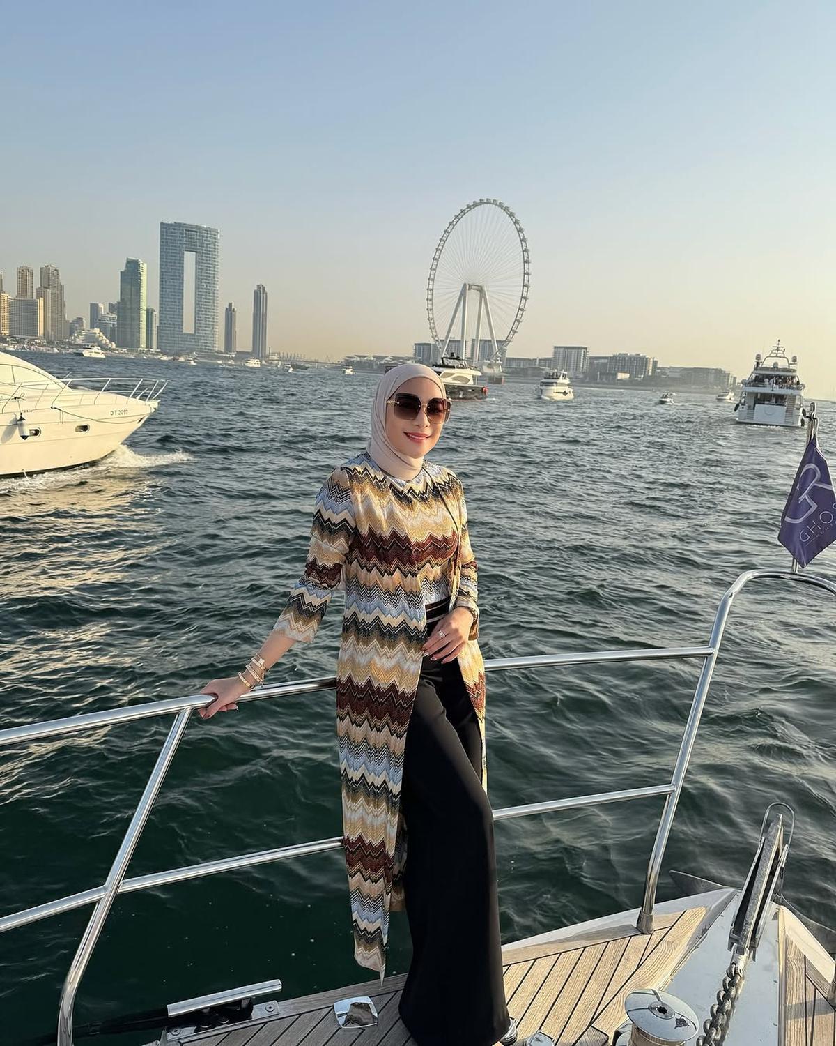 6 Potret Erin Taulany Nikmati Liburan di Dubai, Naik Jet Car - Makan di Ketinggian