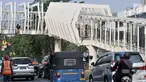 Kondisi lalu lintas sekitar Skybridge Stasiun LRT Velodrome-Halte Transjakarta Pemuda, Rawamangun, Jakarta, Selasa (11/6/2019). Pengoperasian LRT Kelapa Gading-Velodrome kembali diundur karena belum selesainya pembangunan Skybridge LRT Velodrome-Halte Transjakarta Pemuda. (merdeka.com/Iqbal Nugroho)