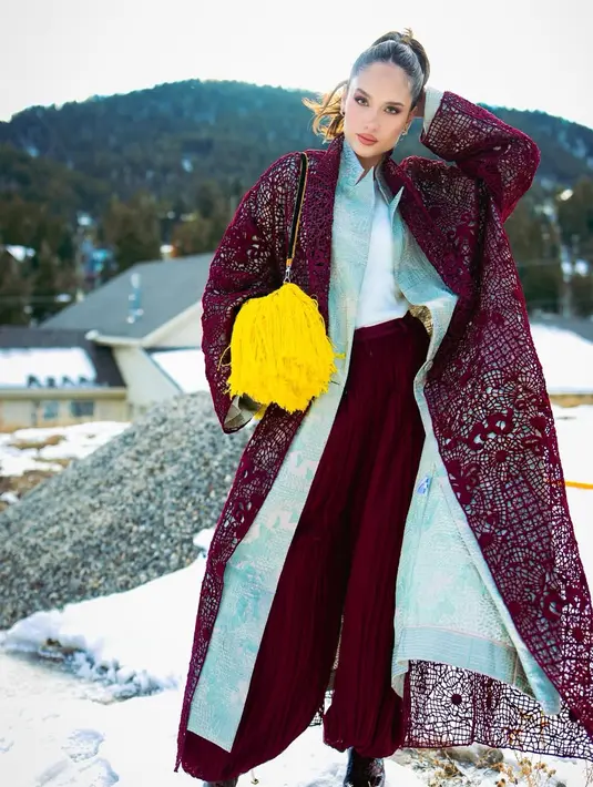 Cinta tampil dengan busana tertutup bergaya layering yang cocok dengan cuaca winter di sana. Terlihat, Cinta mengenakan outer panjang dengan inner putih, dipadu outer coat warna beige kebiruan di atas outer lace maroon.  [@armanfebryan]