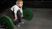 Angkat Beban Bikin Postur Anak Jadi Kerdil?