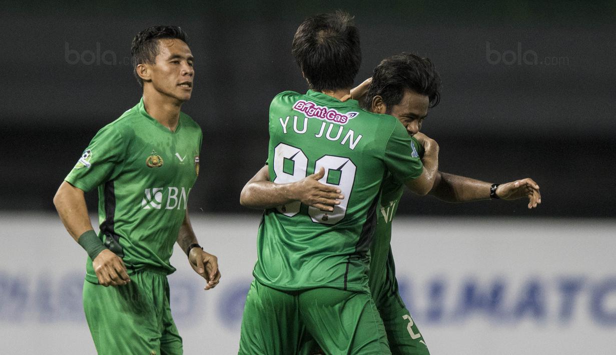 Para pemain Bhayangkara FC merayakan gol yang dicetak Ilham Udin Armaiyn ke gawang Persipura pada laga Liga 1 Indonesia di Stadion Patriot, Bekasi, Sabtu (9/9/2017). Bhayangkara FC menang 2-1 atas Persipura. (Bola.com/Vitalis Yogi Trisna)