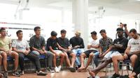 Para pemain Arema FC mengadakan pertemuan dengan psikolog pasca-tragedi Kanjuruhan. (Bola.com/Iwan Setiawan)