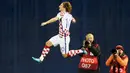 Pemain Kroasia, Luka Modric merayakan gol ke gawang Yunani pada leg pertama playoff Piala Dunia 2018 di Stadion Maksimir, Zagreb, Jumat (10/11). Kroasia memperbesar peluangnya untuk lolos ke putaran final usai menang 4-1. (AP/Darko Bandic)