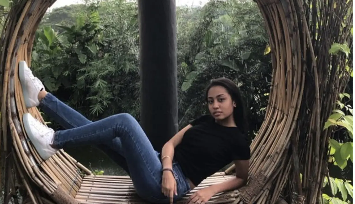 Sosoknya memiliki gaya kasual yang orisinil dan bisa menjadi panduan outfit sehari-hari yang menjanjikan. [Foto: Instagram @athalialemos]