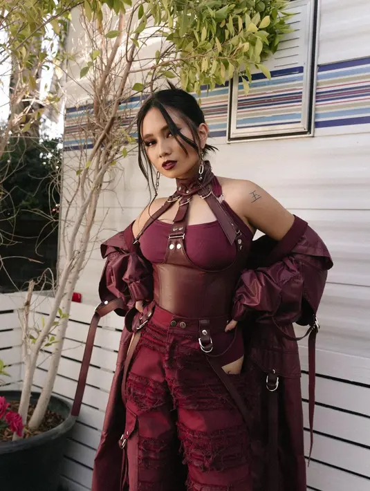 Niki juga tak ketinggalan tampil dengan tren peek-a-boo lewat outfit maroon rancangan Ashton Michael (Foto: Instagram @nikizefanya)