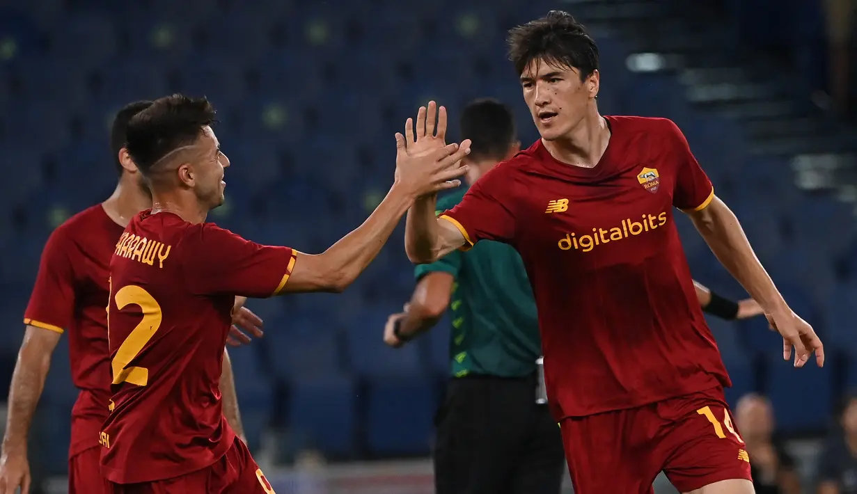 Eldor Shomurodov. Striker Uzbekistan berusia 27 tahun ini baru semusim memperkuat AS Roma usai didatangkan dari Genoa pada awal musim 2021/2022 dengan nilai transfer 18 juta euro. Genoa sendiri mendatangkannya dari Rostov pada awalmusim 2020/2021 dengan nilai transfer 9 juta euro. Bersama AS Roma ia telah bermain dalam total 39 laga di semua ajang dengan torehan 5 gol dan 6 assist. Ia juga turut berperan daam keberhasilan AS Roma meraih gelar Liga Konferensi Europa musim 2021/2022. (AFP/Andreas Solaro)