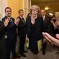 PM baru Inggris, Theresa May mendapat sambutan usai penunjukkannya secara resmi oleh Ratu Elizabeth (Metro)