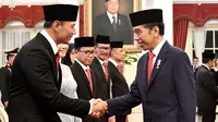 Agus Yudhoyono dilantik Jokowi jadi Menteri Agraria dan Tata Ruang/ Kepala Badan Pertanahan Nasional di Istana Negara. Annisa Pohan setia mendampingi. (Foto: Dok. Instagram @jokowi)