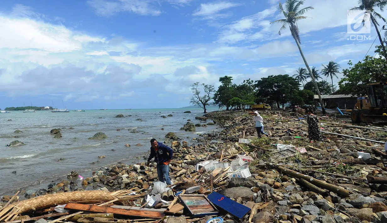 Warga mencari sisa harta benda usai tsunami menerjang Kampung Sumur, Ujung Kulon, Banten, Selasa (24/12). Puluhan orang tewas saat tsunami menerjang kampung ini. (Merdeka.com/Arie Basuki)