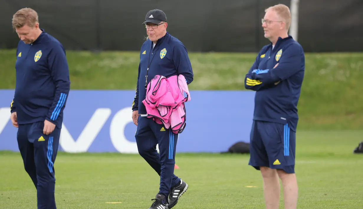 Pelatih Swedia Janne Andersson (tengah) memimpin sesi latihan MD-1 tim di Gothia Park Academy di Gothenburg, Swedia, Selasa (22/6/2021).  Swedia akan menghadapi Polandia dalam pertandingan grup E Euro 2020 di St. Petersburg, Rusia. (Adam Ihse/TT News Agency/AFP)