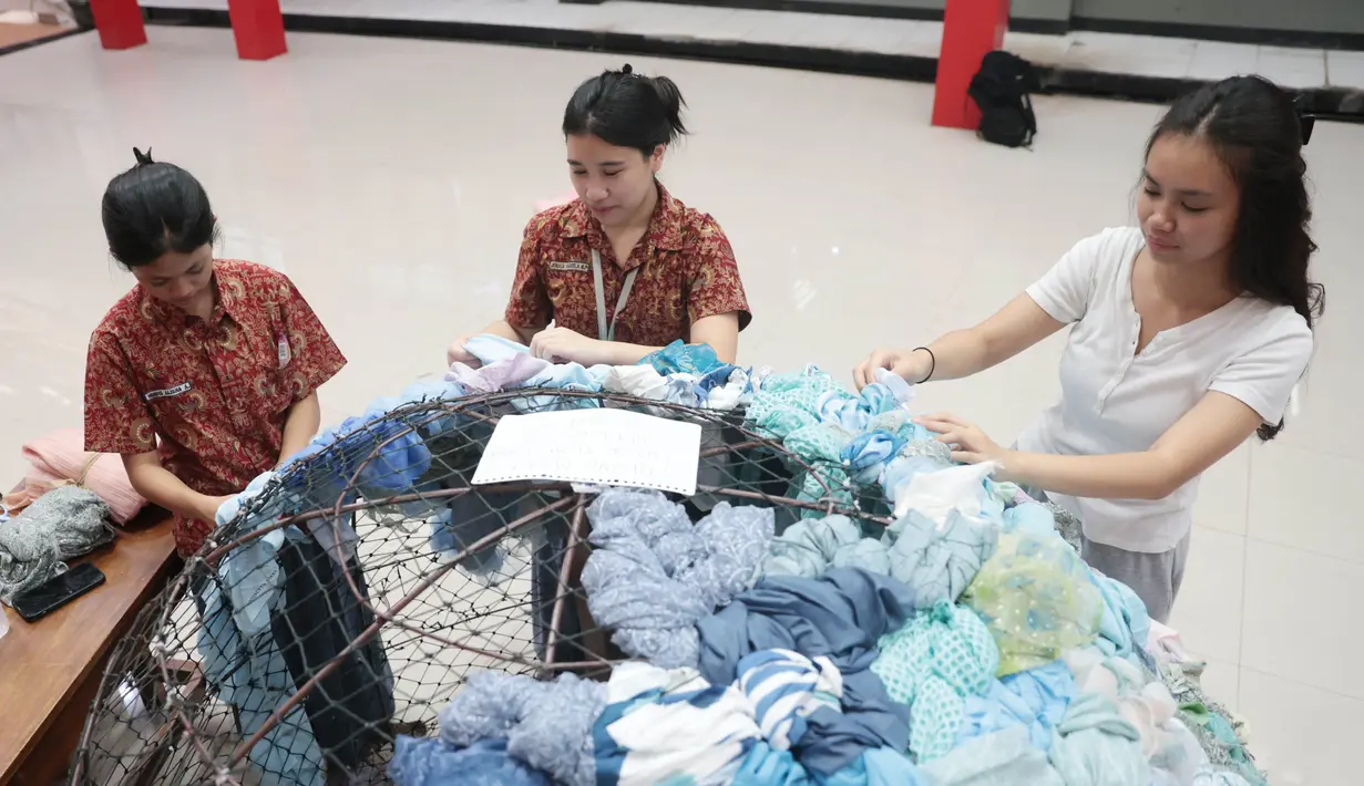 Sutradara drama musikal Skylite Naomi Aisha Putri siswa SMA Labschool Kebayoran, Jakarta Selatan, membantu temannya untuk dekorasi panggung menggunakan potongan kain tekstil tak terpakai untuk menjadi bagian dari panggung pensi Skyavenue 2026, Kamis (23/7/2026). (KLY/ Budy Santoso)
