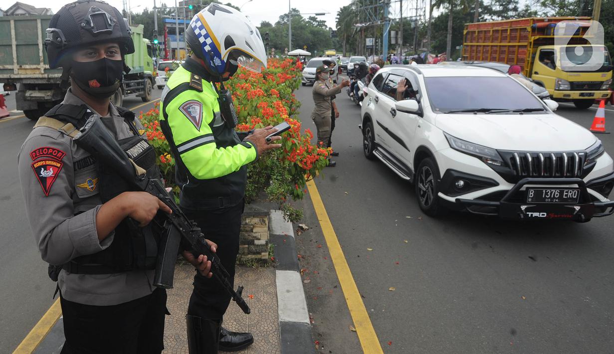 Suasana operasi razia penggunaan masker dan pemeriksaan surat hasil tes cepat antigen di Simpang Gadog, Bogor, Kamis (24/12/2020). Polisi bakal menutup jalur Puncak guna mengantisipasi lonjakan volume kendaraan dan penyebaran Covid-19 seiring peringatan malam tahun baru. (merdeka.com/Arie Basuki)