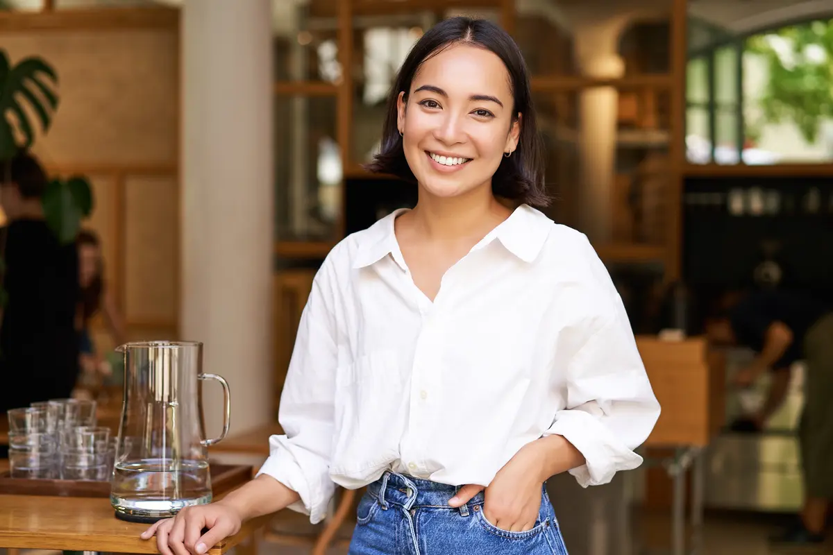 wanita maret gestur sederhana
