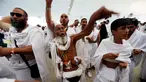 Jemaah haji melempar jumrah saat ibadah haji di Mina, Arab Saudi (12/09). Kegiatan ritual kesembilan ini merupkan simbol mengusir setan yang dilakukan oleh jemaah haji. (REUTERS/Ahmed Jadallah)