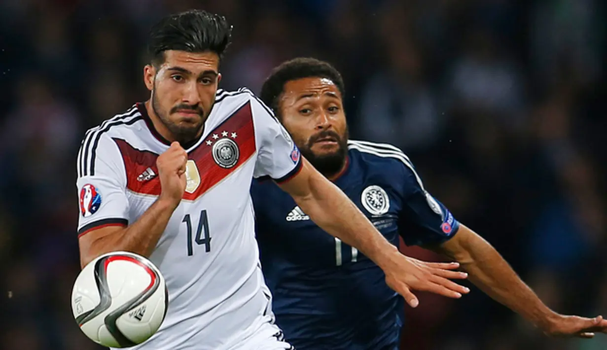 Gelandang Jerman, Emre Can (kiri) beradu bola dengan gelandang Skotlandia Iketchi Anya saat Timnas Jerman berseteru dengan Skotlandia dalam penyisihan Grup D kualifikasi EURO 2016 di Hampden Park, Glasgow, Skotlandia, Senin (7/9/2015). (Reuters/Lee Smith)