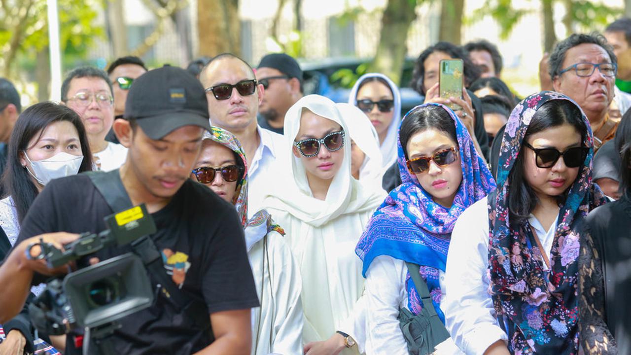 Potret Bunga Citra Lestari Didampingi Tiko Aryawardhana Hadir di Pemakaman Ayah Bimbim Slank
