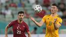 Penyerang Wales, Kieffer Moore mengontrol bola dari kawalan pemain Turki, Kaan Ayhan pada pertandingan grup A Euro 2020 di Stadion Olimpiade Baku di Baku, Rabu (16/6/2021). Hasil ini memperbesar kans Wales melaju ke babak gugur. Mereka selanjutnya menghadapi Italia. (AP Photo/Darko Vojinovic, Pool)