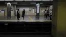 Penumpang menunggu kereta bawah tanah Nagoya, Jepang (23/9/2019). Stasiun Nagoya melayani Tōkaidō Shinkansen dan jaringan kereta api regional yang dioperasikan JR Tōkai, Meitetsu, dan Kintetsu. (AP Photo/Christophe Ena)