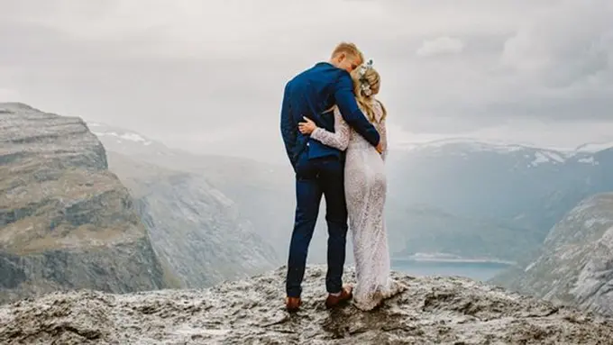 Foto prewedding di atas tebing/copyright Priscila Valentina