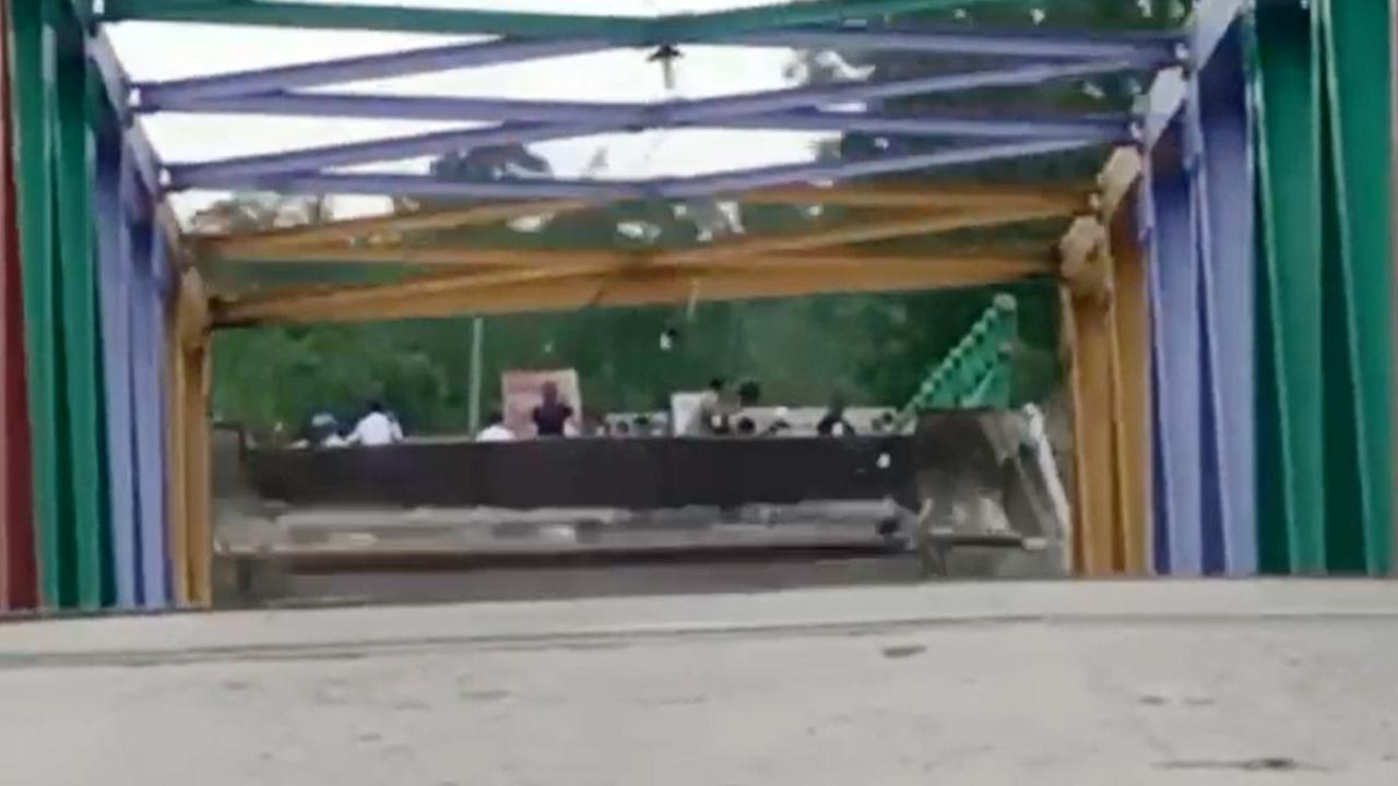 "Di video itu kan ada suara Pak Kapolsek teriak-teriak ke anggotanya juga, awas-awas lihat ada warga gak di situ. Untungnya tidak ada korban," jelas Kurnia.