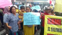 Ratusan PKL berdemo meminta Pemda Garut, Jawa Barat, mengembalikan lapak jualan mereka ke kawasan Jalan Ahmad Yani atau Pengkolan Garut dari tempat relokasi saat ini, jalan Pasar Baru. (Liputan6.com/Jayadi Supriadin)