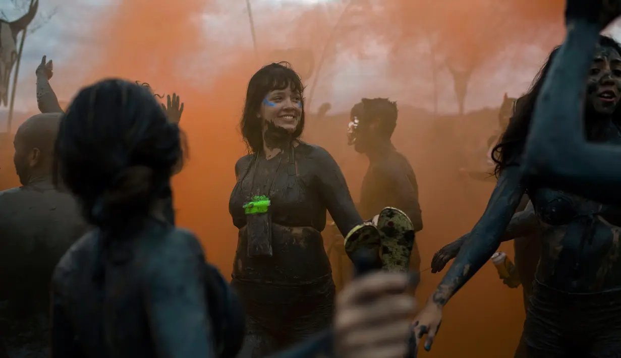 Seorang wanita saat mengikuti "Bloco da Lama", pesta mandi lumpur di Paraty, negara bagian Rio de Janeiro, Brasil (2/3). "Bloco da Lama" diketahui sudah ada sejak 1986 lalu. (AFP Photo/Mauro Pimentel)