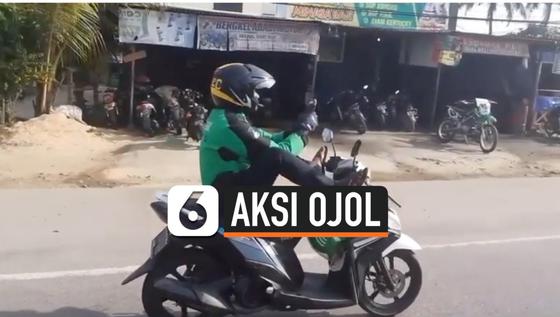 VIDEO: Driver Ojol Kendarai Motor Pakai Kaki Sambil Main Ponsel