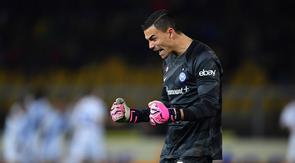 Emil Audero menunjukkan ekspresinya dalam pertandingan Lecce melawan Inter Milan pada pekan ke-26 Serie A 2023/24, Senin dini hari WIB.