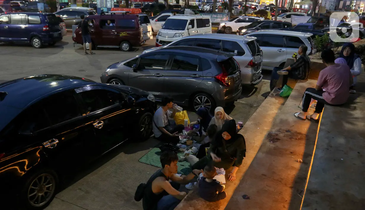 Untuk mengantisipasi kepadatan kendaraan selama masa mudik Lebaran 2024, para pemudik dihimbau untuk beristirahat maksimal 30 menit rest area. (Liputan6.com/Herman Zakharia)