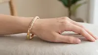 8 Gelang Emas Twist Tiga Warna yang Membuat Tangan Terlihat Lebih Ramping, Anggun dan Mewah