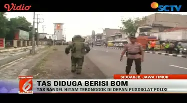  Petugas dari Gegana Brimob Malang pun didatangkan untuk menjinakkan tas ransel yang didiga berisi bom itu.