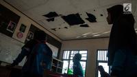 Kondisi atap di SDN 04 Pantai Bahagia, Muara Gembong, Jawa Barat, Jumat (9/6). Kondisi bangunan yang memperihatinkan tersebut sangat rawan untuk keselamatan peserta didik. (Liputan6.com/Gempur M Surya)
