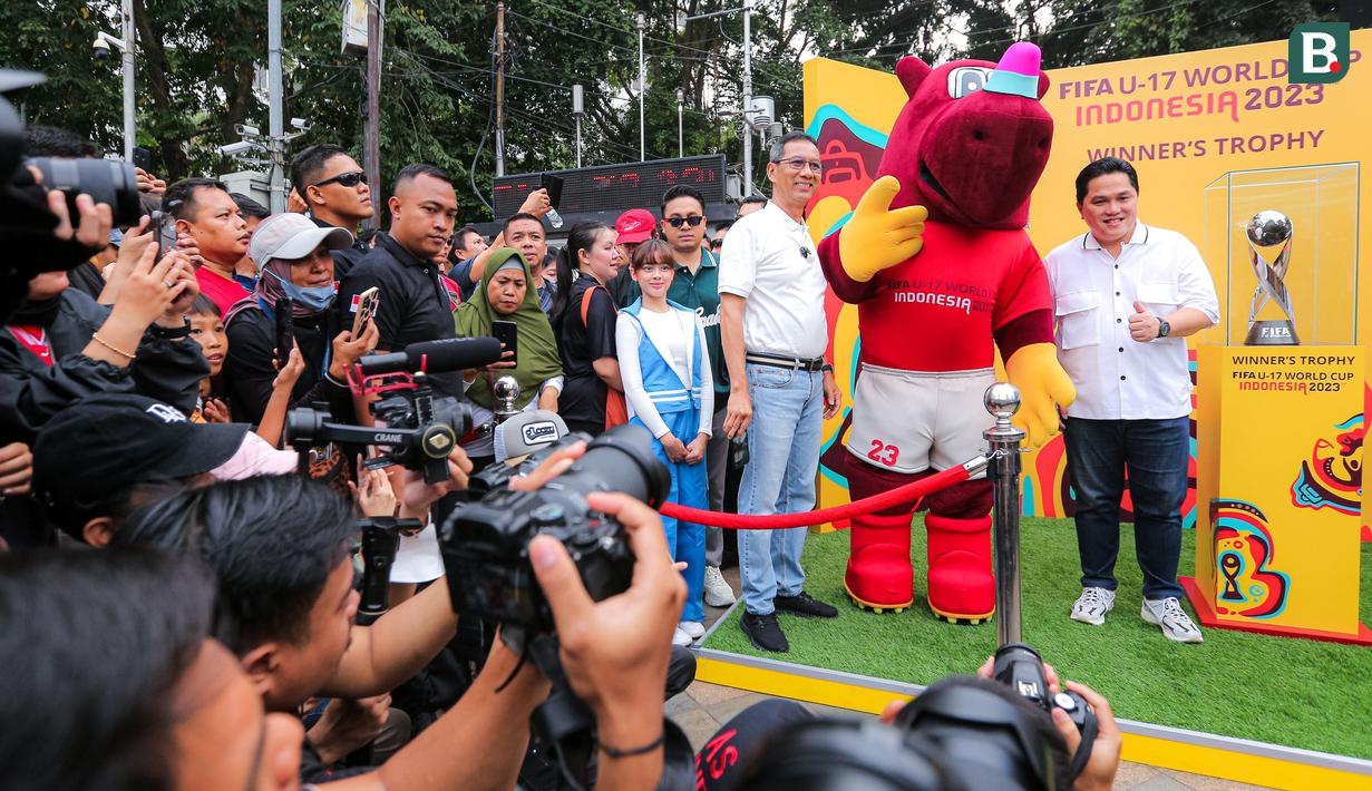 <p>Antusiasme masyarakat saat menyaksikan trofi Piala Dunia U-17 2023&nbsp;yang dihadiri oleh&nbsp;Ketua PSSI, Erick Thohir&nbsp;dan Penjabat (Pj) Gubernur DKI Jakarta, Heru Budi Hartono, di Bundaran Hotel Indonesia (HI), Jakarta, Minggu (15/10/2023). (Bola.com/Bagaskara Lazuardi)</p>