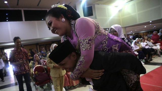 Pasangan Kakek Nenek Punya Buku Nikah Usai 23 Tahun Menikah