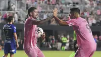 Gelandang Inter Miami, Rodrigo De Paul (kiri), merayakan gol bersama penyerang Luis Suarez pada pertandingan Leagues Cup melawan Pumas UNAM, Kamis,&nbsp;7 Agustus 2025, di Fort Lauderdale, Florida. (AP Photo/Lynne Sladky)