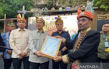Menteri Kebudayaan Fadli Zon Dianugerahi Gelar Kehormatan Adat Muna Sangia Tilano Lia Metaduno