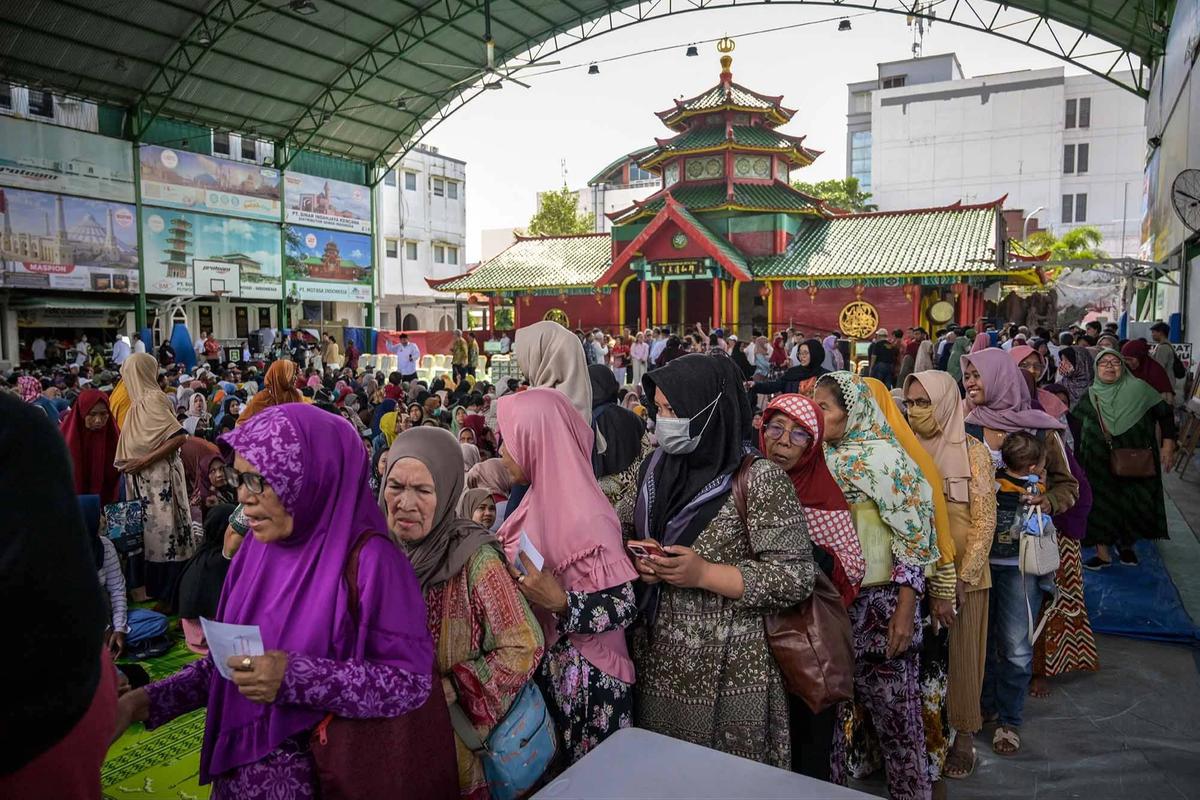 FOTO: Ribuan Warga Surabaya Antre Zakat Mal Rp 500 Ribu per Orang di Masjid Cheng Hoo