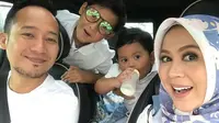 Denny Cagur dan istri