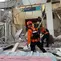 Anggota Tim SAR gabungan mengevakuasi korban terdampak gempa bumi berkekuatan magnitudo 7,7 di Maumere, Nusa Tenggara Timur, Sabtu, 15 Agustus 2026. (Basarnas)