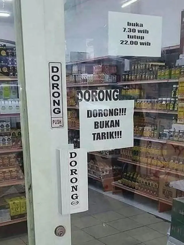 6 Instruksi Kocak di Pintu Minimarket Ini Bikin Senyum Tipis