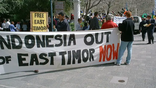 Spanduk di Perth Australia pada 1999, meminta Indonesia hengkang dari Timor Timur atau Timor Leste (Wikimedia Commons)