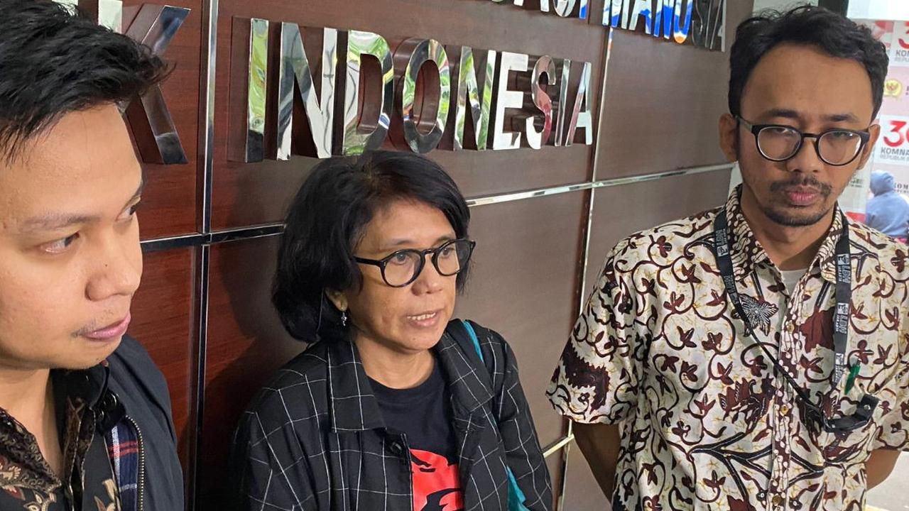 Istri aktivis HAM almarhum Munir Said Thalib, Suciwati diperiksa Komnas HAM terkait kasus pembunuhan suaminya.<br>