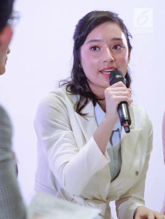 Artis Tatjana Saphira saat menjadi pembicara dalam brand ambassador salah satu produk kecantikan di Jakarta, Kamis (4/10). Tatjana Saphira mengutarakan keprihatiannya atas gempa yang terjadi di Palu. (Liputan6.com/Faizal Fanani)