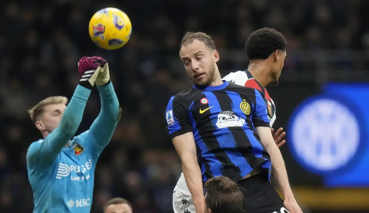 Pemain Inter Milan, Carlos Augusto, duel udara dengan kiper Genoa, Josep Martinez, pada laga Liga Italia di Stadion Giuseppe Meazza, Selasa (5/3/2024). (AP Photo/Luca Bruno)