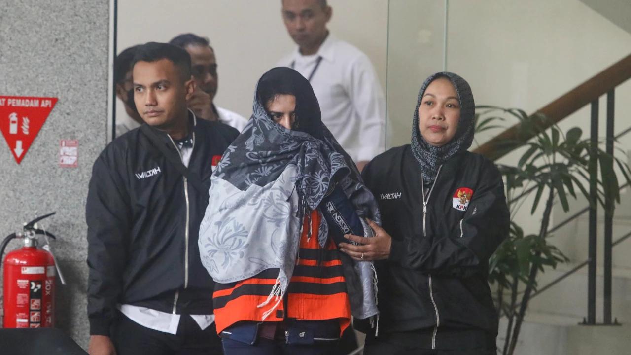 FOTO: KPK Tahan Bupati Pekalongan Fadia Arafiq Usai Operasi Tangkap Tangan