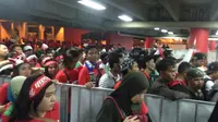 Penonton pria dan wanita dipisahkan saat masuk ke Stadion Shah Alam (Benediktus Gerendo/Bola.com)